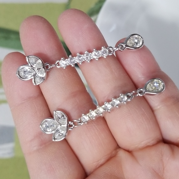 Swarovski Majestic Dew Drop Dangle Elegancy Earrings EUC - Picture 3 of 13